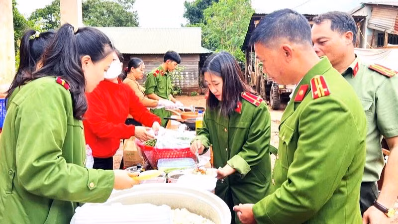 Cán bộ, chiến sĩ Công an huyện Ea H'leo chuẩn bị thức ăn buổi sáng cho người dân tham gia chương trình.