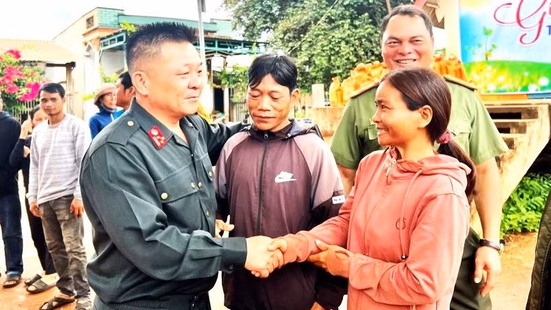 Thượng tá Nguyễn Công Hòa, Trưởng Công an huyện Ea H'leo thăm hỏi, động viên các hộ dân nỗ lực lao động để cuộc sống ngày càng ấm no, hạnh phúc.
