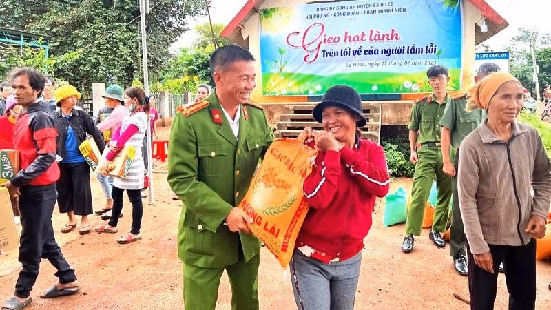 Công an huyện Ea H'leo tặng gạo cho các hộ đồng bào dân tộc thiểu số để sớm vượt qua khó khăn, ổn định cuộc sống.