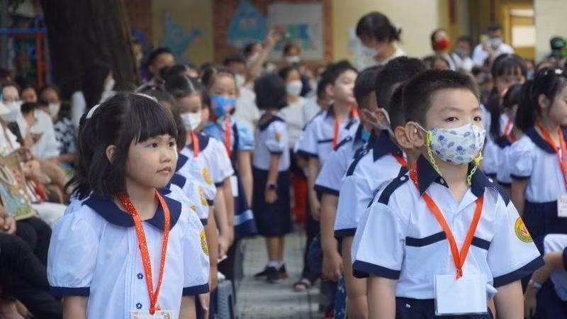 Học sinh Trường tiểu học Nguyễn Bình Khiêm, quận 1, Thành phố Hồ Chí Minh, tựu trường chuẩn bị năm học mới.