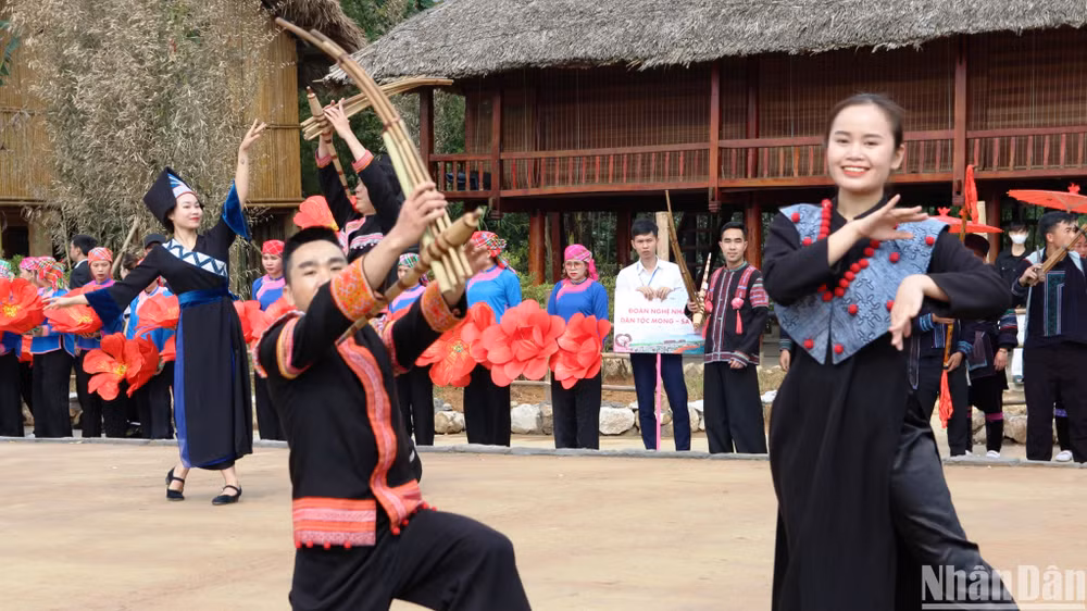 Biểu diễn múa khèn H'Mông trên đường phố. (Ảnh: QUỐC HỒNG) Biểu diễn múa khèn H'Mông trên đường phố. (Ảnh: QUỐC HỒNG)