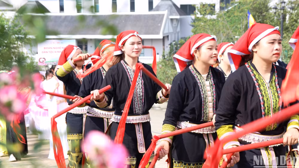 Màn diễu hành đường phố của dân tộc Dao Đỏ. (Ảnh: QUỐC HỒNG) Màn diễu hành đường phố của dân tộc Dao Đỏ. (Ảnh: QUỐC HỒNG)