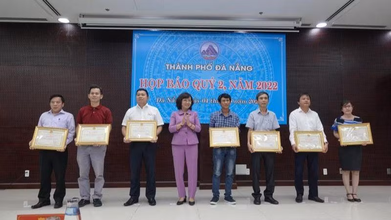 Đồng chí Ngô Thị kim Yến, Phó Chủ tịch UBND thành phố tặng Bằng khen cho Cơ quan Thường trực Báo Nhân Dân tại Đà Nẵng và các đơn vị về công tác phòng, chống dịch Covid-19.