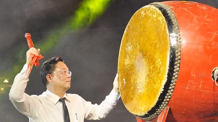 Chủ tịch Ủy ban nhân dân tỉnh Lê Trí Thanh đánh trống khai mạc TechFest Quang Nam 2023.