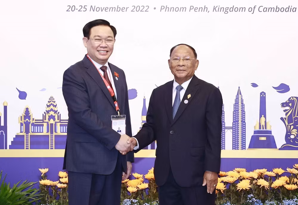 Trước đó, Chủ tịch Quốc hội Vương Đình Huệ cùng các trưởng đoàn chào xã giao Chủ tịch AIPA-43 Samdech Heng Samrin. (Ảnh: Doãn Tấn/TTXVN) Trước đó, Chủ tịch Quốc hội Vương Đình Huệ cùng các trưởng đoàn chào xã giao Chủ tịch AIPA-43 Samdech Heng Samrin. (Ảnh: Doãn Tấn/TTXVN)