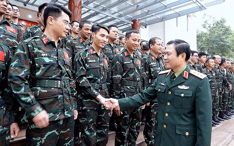Thượng tướng Nguyễn Tân Cương, Ủy viên Trung ương Đảng, Tổng Tham mưu trưởng Quân đội nhân dân Việt Nam, Thứ trưởng Quốc phòng thăm hỏi, động viên các sĩ quan, chiến sĩ trong Đoàn công tác. Thượng tướng Nguyễn Tân Cương, Ủy viên Trung ương Đảng, Tổng Tham mưu trưởng Quân đội nhân dân Việt Nam, Thứ trưởng Quốc phòng thăm hỏi, động viên các sĩ quan, chiến sĩ trong Đoàn công tác.