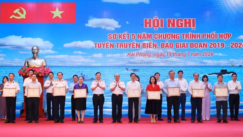 Chính ủy và Phó Chính ủy Hải quân trao Bằng khen của Bộ trưởng Quốc phòng tặng các tập thể, cá nhân.