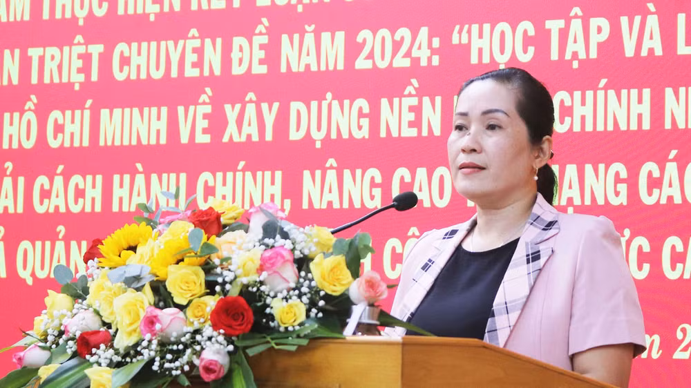 Phó Bí thư Tỉnh ủy Quảng Ngãi Đinh Thị Hồng Minh phát biểu tại Hội nghị.
