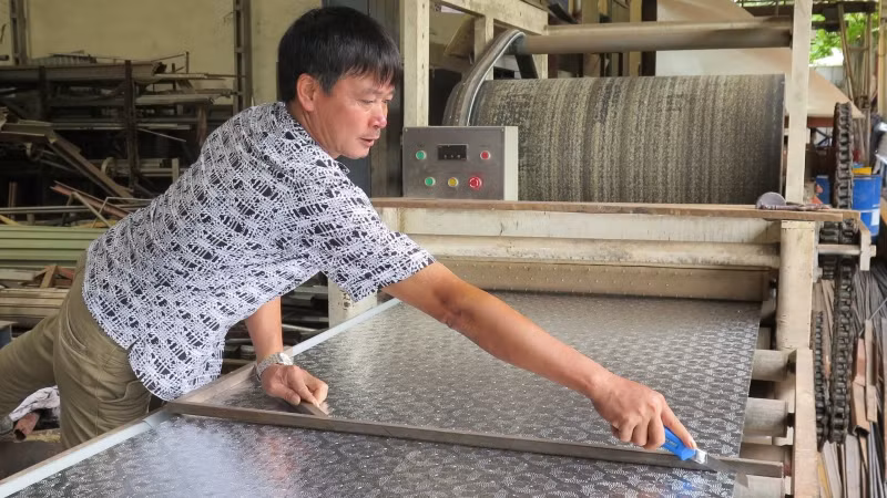 Người dân ở thị trấn Lộc Bình (Lạng Sơn) nhờ học nghề đã mở xưởng kinh doanh vật liệu xây dựng nhà ở, có thu nhập ổn định. Người dân ở thị trấn Lộc Bình (Lạng Sơn) nhờ học nghề đã mở xưởng kinh doanh vật liệu xây dựng nhà ở, có thu nhập ổn định.
