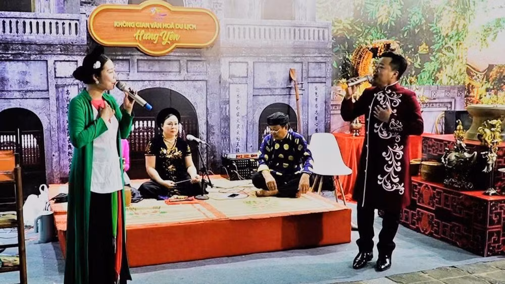Biểu diễn làng điệu dân ca Quan họ.