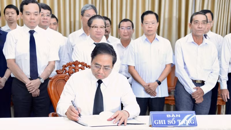 Thủ tướng Phạm Minh Chính ghi sổ tang tại lễ viếng.