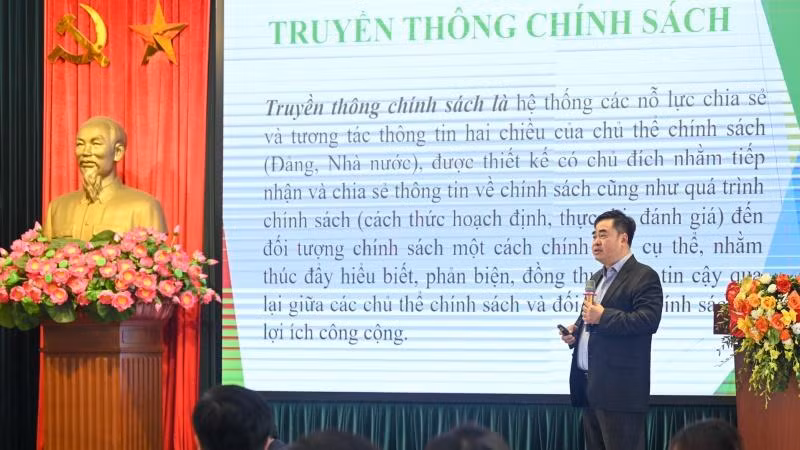 Giám đốc, Tổng Biên tập Nhà xuất bản Chính trị Quốc gia Sự Thật Phạm Minh Tuấn trình bày tham luận tại Hội thảo.