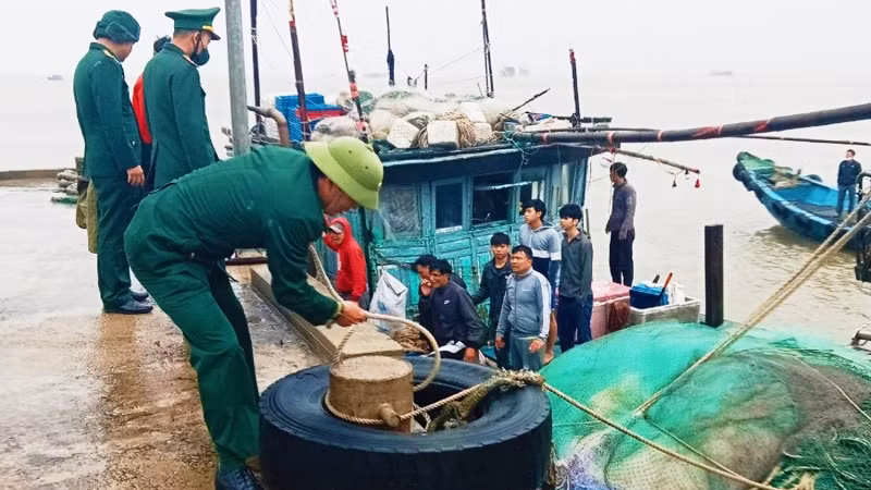 Cán bộ Đồn Biên phòng Roòn thăm hỏi ngư dân được cứu nạn an toàn.
