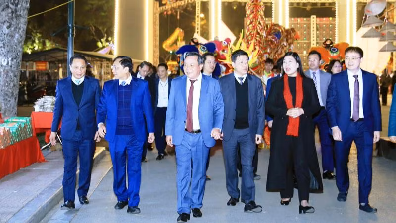 Các đại biểu tham quan không gian đi bộ phố Trần Nhân Tông.