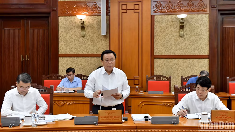 Đồng chí Nguyễn Xuân Thắng, Ủy viên Bộ Chính trị, Giám đốc Học viện Chính trị quốc gia Hồ Chí Minh, Chủ tịch Hội đồng Lý luận Trung ương báo cáo tại cuộc họp. (Ảnh: ĐĂNG KHOA) Đồng chí Nguyễn Xuân Thắng, Ủy viên Bộ Chính trị, Giám đốc Học viện Chính trị quốc gia Hồ Chí Minh, Chủ tịch Hội đồng Lý luận Trung ương báo cáo tại cuộc họp. (Ảnh: ĐĂNG KHOA)