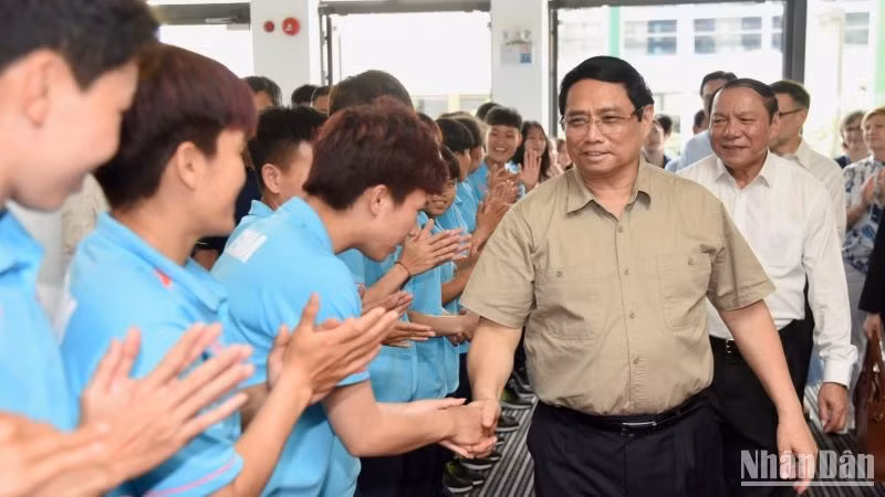 Các cầu thủ đội bóng đá nữ Việt Nam đón Thủ tướng Phạm Minh Chính.