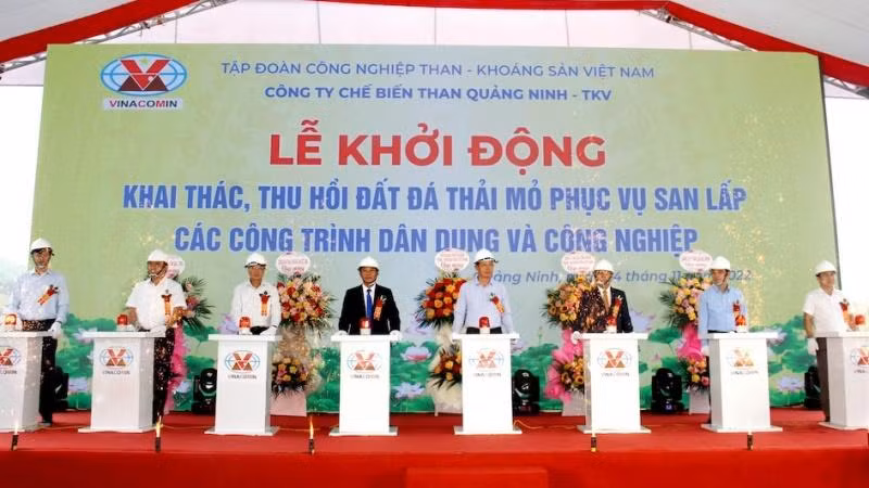 Các đại biểu ấn nút khởi động khai thác, thu hồi đất đá thải mỏ phục vụ san lấp các công trình dân dụng và công nghiệp trên địa bàn tỉnh Quảng Ninh.
