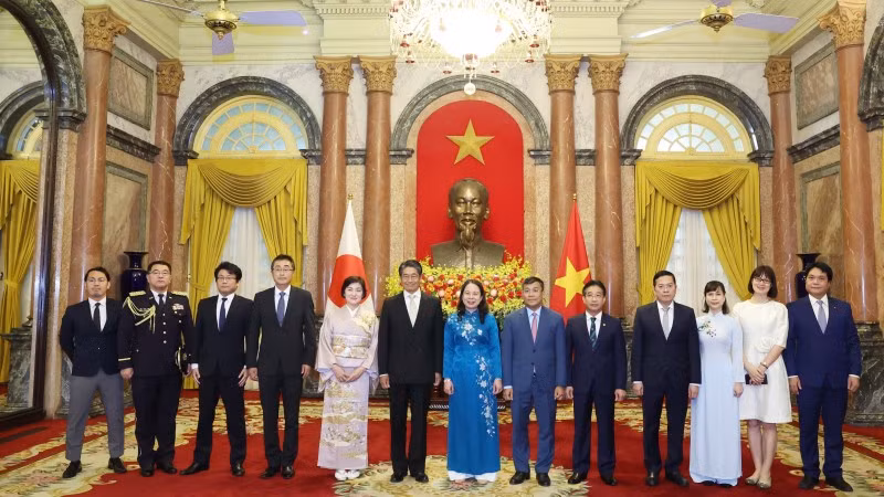 Quyền Chủ tịch nước Võ Thị Ánh Xuân với Đại sứ Nhật Bản Ito Naoki và các đại biểu tại Lễ trình Quốc thư. (Ảnh: Thống Nhất/TTXVN) Quyền Chủ tịch nước Võ Thị Ánh Xuân với Đại sứ Nhật Bản Ito Naoki và các đại biểu tại Lễ trình Quốc thư. (Ảnh: Thống Nhất/TTXVN)