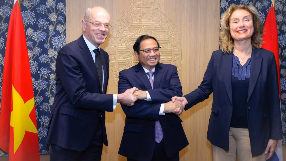 Thủ tướng Phạm Minh Chính gặp Chủ tịch Thượng viện Jan Anthonie Bruijn và Chủ tịch Hạ viện Vera Bergkamp. (Ảnh: NHẬT BẮC)