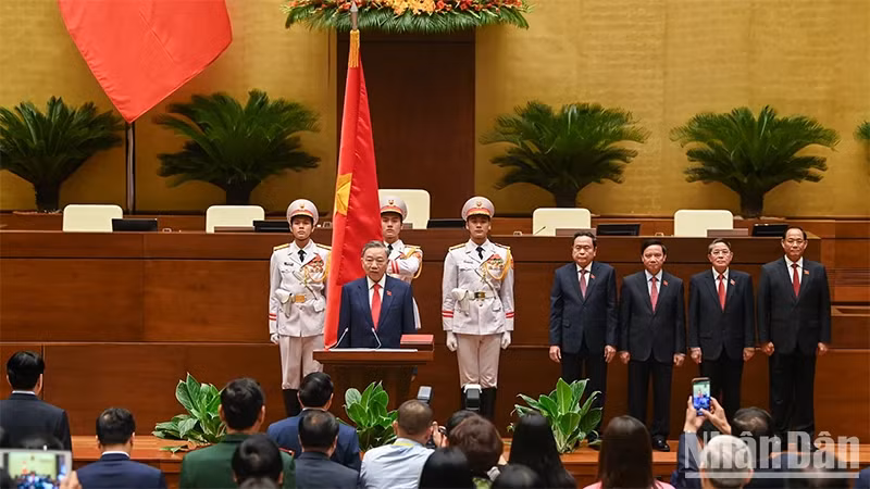 Chủ tịch nước Tô Lâm thực hiện nghi lễ tuyên thệ nhậm chức.