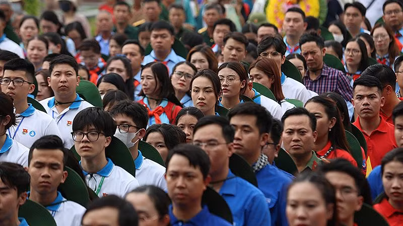 Đại biểu Hành trình dành phút mặc niệm tại Nghĩa trang Liệt sĩ quốc gia A1.