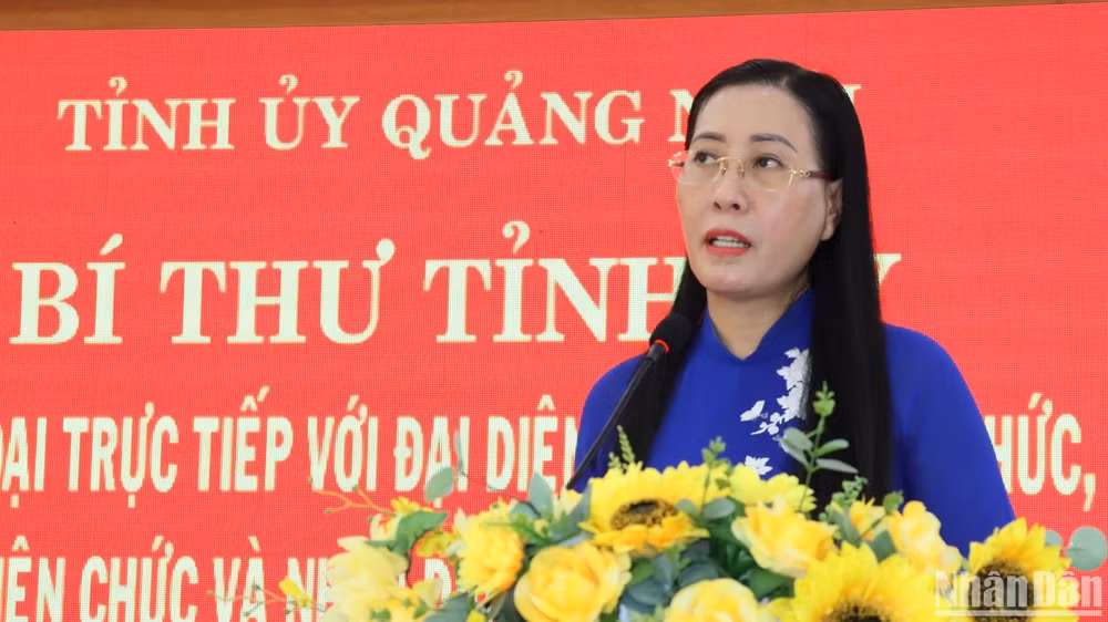 Đồng chí Bùi Thị Quỳnh Vân, Ủy viên Trung ương Đảng, Bí thư Tỉnh ủy, Chủ tịch Hội đồng nhân dân tỉnh Quảng Ngãi phát biểu kết luận tại buổi đối thoại