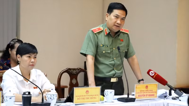 Thiếu tướng Nguyễn Sỹ Quang, Giám đốc Công an tỉnh phát biểu ý kiến. Thiếu tướng Nguyễn Sỹ Quang, Giám đốc Công an tỉnh phát biểu ý kiến.
