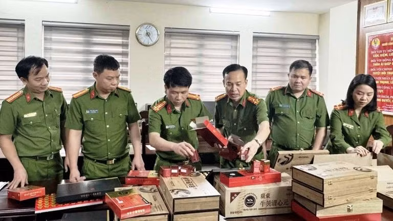 Công an xem xét các sản phẩm giả.