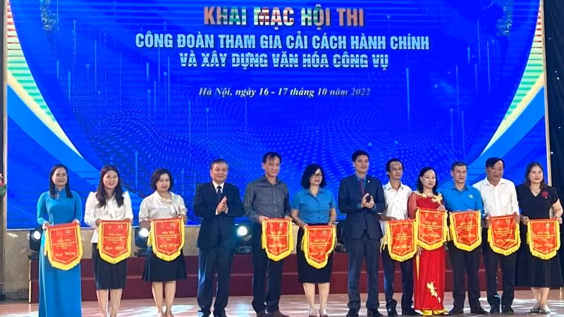 Trao Cờ lưu niệm cho 14 đội tham gia Hội thi.