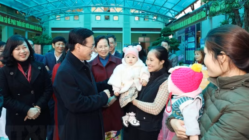 Chủ tịch nước Võ Văn Thưởng thăm, chúc mừng các Thầy thuốc của Trạm Y tế xã Thanh Phong, huyện Thanh Liêm, tỉnh Hà Nam. (Ảnh: Thống Nhất/TTXVN)