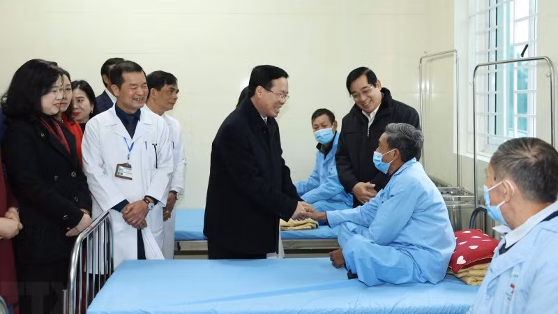 Chủ tịch nước Võ Văn Thưởng thăm bệnh nhân tại Trung tâm Y tế huyện Thanh Liêm. (Ảnh: Thống Nhất/TTXVN)