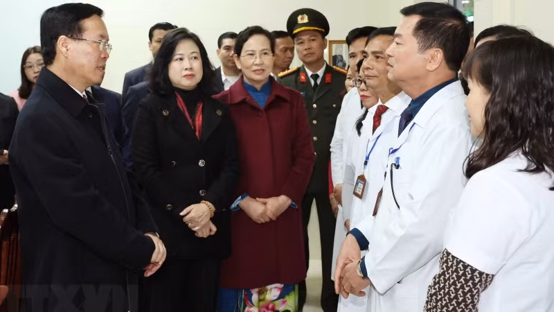 Hà Nam: Chủ tịch nước Võ Văn Thưởng thăm, chúc mừng cán bộ, y bác sĩ, nhân viên y tế tại Thanh Liêm. (Ảnh: Thống Nhất/TTXVN)