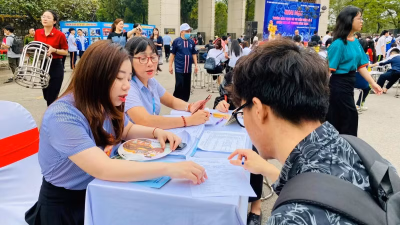 Các đơn vị doanh nghiệp giới thiệu vị trí việc làm cho người lao động.