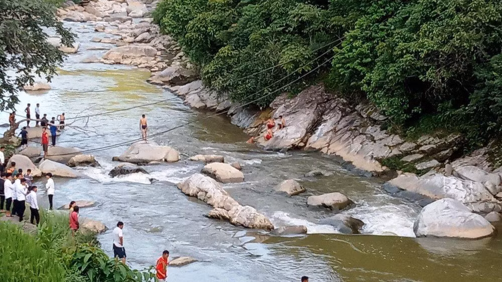 Khu vực du khách mải chụp ảnh bị trượt chân rơi xuống suối Mường Hoa mất tích.