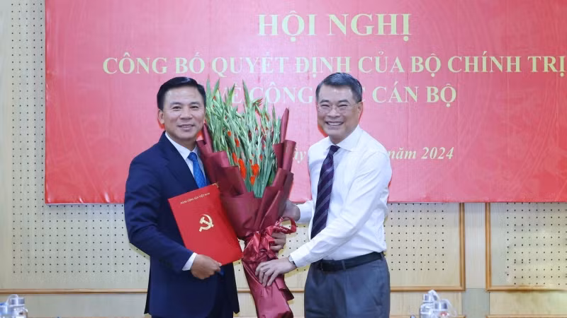 Đồng chí Lê Minh Hưng, Ủy viên Bộ Chính trị, Bí thư Trung ương Đảng, Trưởng Ban Tổ chức Trung ương trao Quyết định của Bộ Chính trị điều động, phân công đồng chí Đỗ Trọng Hưng giữ chức Phó Trưởng Ban Tổ chức Trung ương. (Ảnh: Phương Hoa/ TTXVN)