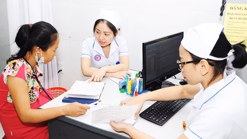 Quyền lợi bảo hiểm y tế vẫn được bảo đảm khi áp dụng khung giá khám, chữa bệnh mới. (Ảnh minh họa: HẢI NAM/Báo Nhân Dân)