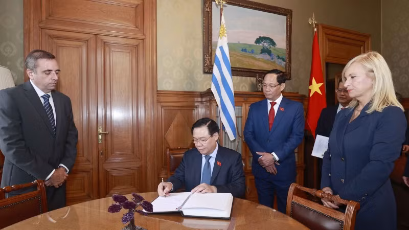 Chủ tịch Quốc hội Vương Đình Huệ ký sổ lưu niệm. (Ảnh: Doãn Tấn/TTXVN)