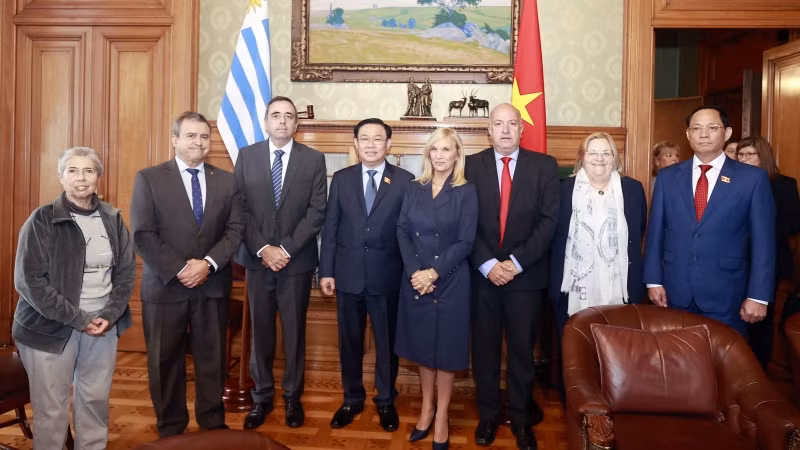 Chủ tịch Quốc hội Vương Đình Huệ với Chủ tịch Thượng viện Uruguay Beatriz Argimon và Chủ tịch Hạ viện Uruguay Sebastian Andujar cùng các đại biểu. (Ảnh: Doãn Tấn/TTXVN)