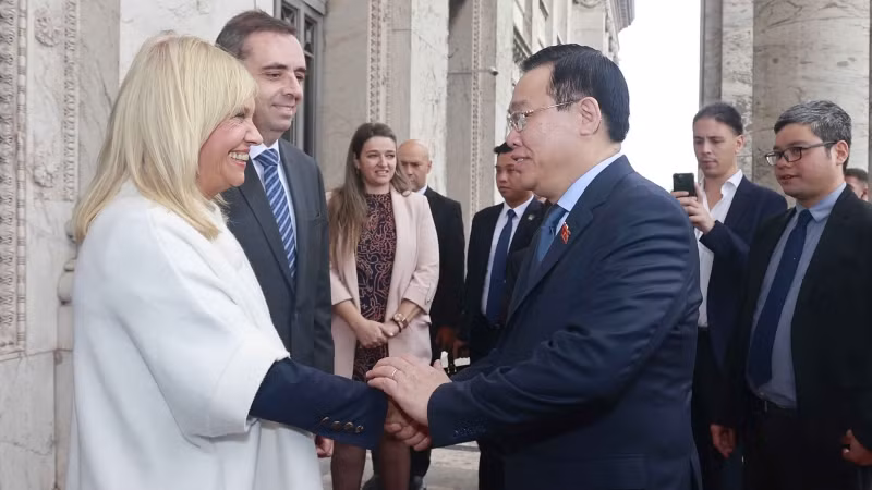 Chủ tịch Thượng viện Uruguay Beatriz Argimon và Chủ tịch Hạ viện Uruguay Sebastian Andujar đón Chủ tịch Quốc hội Vương Đình Huệ. (Ảnh: Doãn Tấn/TTXVN)