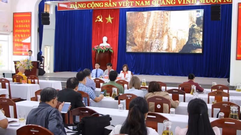 Quang cảnh buổi họp báo sáng 24/2.