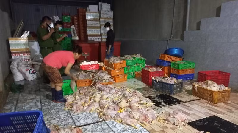 Lực lượng chức năng kiểm tra tại cơ sở.