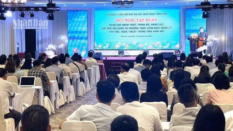 Phó Giáo sư, Tiến sĩ Nguyễn Thế Kỷ, Chủ tịch Hội đồng Lý luận, phê bình văn học, nghệ thuật Trung ương phát biểu khai mạc hội nghị tập huấn.