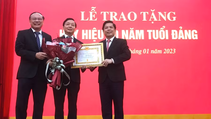 Đồng chí Nguyễn Văn Thể (bên phải), Bí thư Đảng ủy Khối các cơ quan Trung ương trao Huy hiệu 30 năm tuổi Đảng cho Phó Thủ tướng Chính phủ Trần Hồng Hà.