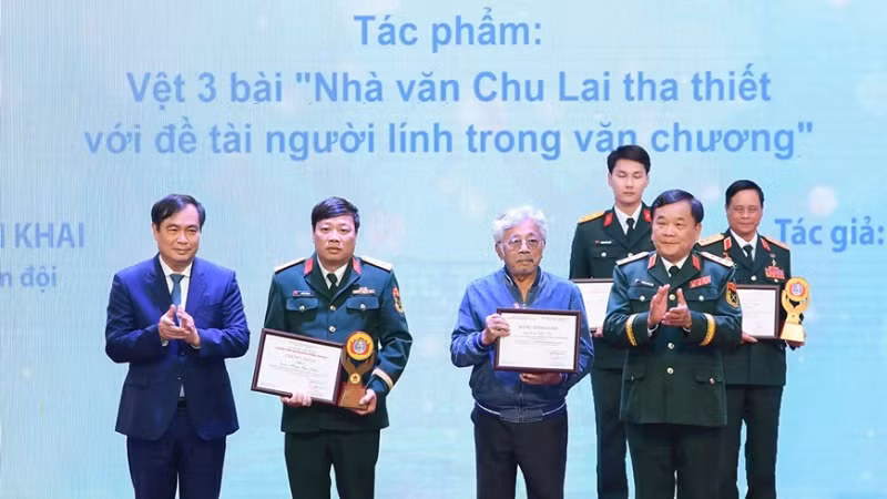Ban tổ chức trao tặng giải A.