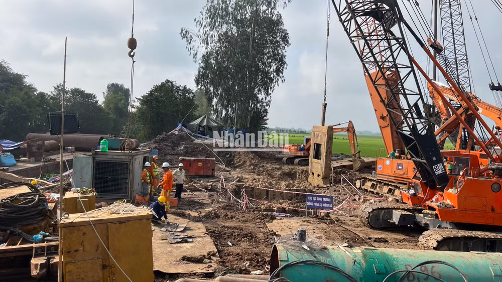Lực lượng cứu hộ vẫn túc trực làm nhiệm vụ tại công trình.