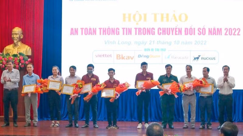 Khen thưởng các đội đạt giải diễn tập thực chiến an ninh mạng. Khen thưởng các đội đạt giải diễn tập thực chiến an ninh mạng.