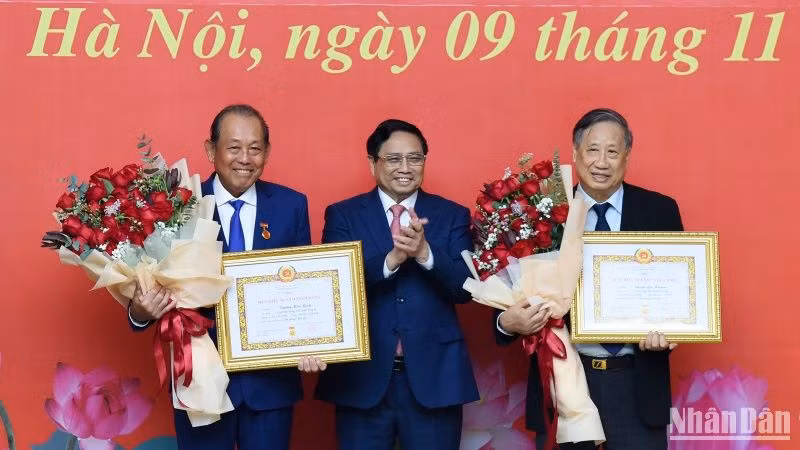 Thủ tướng Phạm Minh Chính chúc mừng đồng chí Trương Hòa Bình và đồng chí Phạm Gia Khiêm.