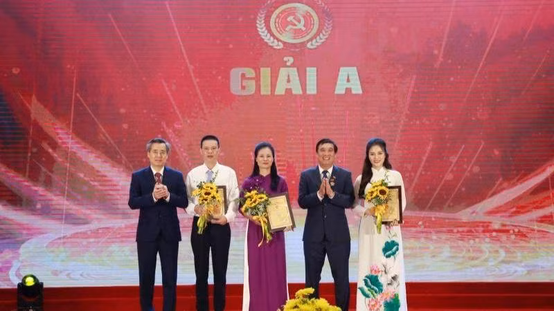 Ban Tổ chức trao giải cho các tác giả, nhóm tác giả đoạt giải A.