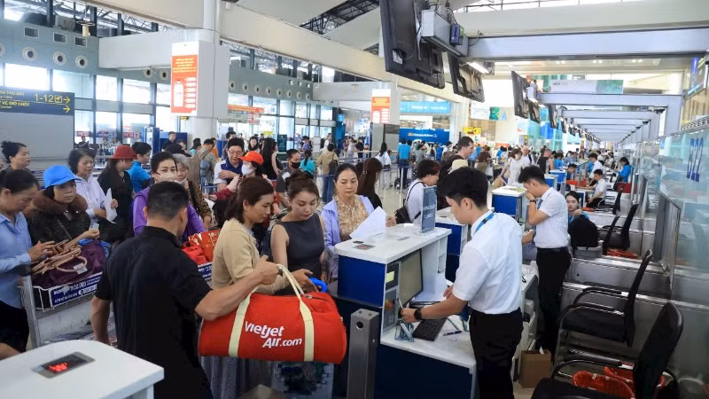 Hành khách làm thủ tục tại Cảng Hàng không quốc tế Nội Bài.