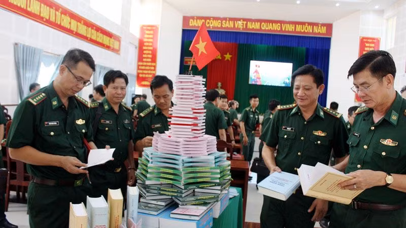 Các đại biểu xem trưng bày tác phẩm “Kiên quyết, kiên trì đấu tranh phòng, chống tham nhũng, tiêu cực, góp phần xây dựng Đảng và Nhà nước ta ngày càng trong sạch, vững mạnh” của đồng chí Tổng Bí thư Nguyễn Phú Trọng, tại lễ phát động cuộc thi. 